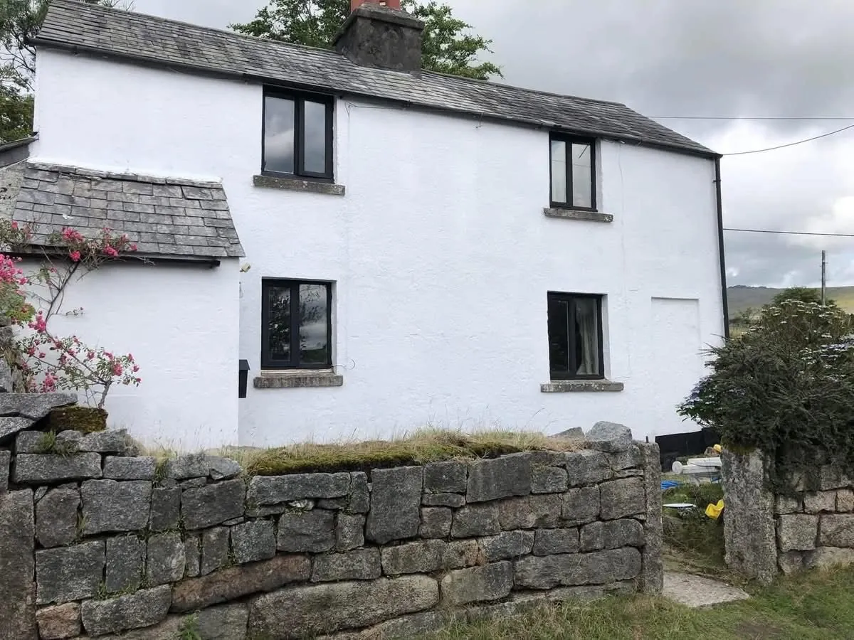 Render repair and exterior repaint of a cottage in Penzance